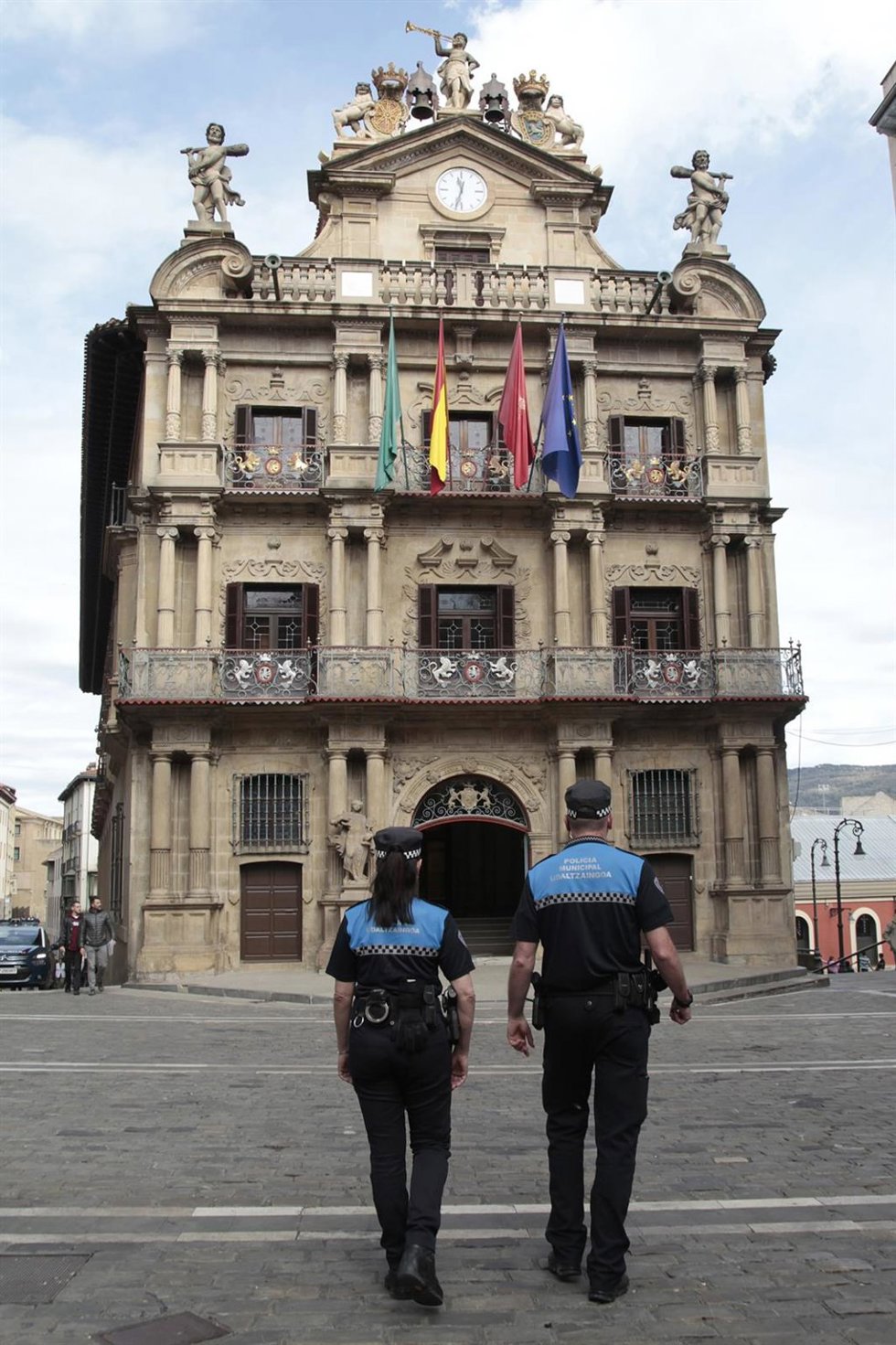 Policías municipales en la Plaza del Ayuntamiento de Pamplona.