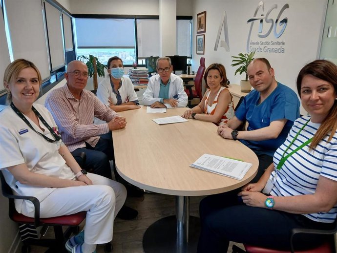 Reunión entre el Área de Gestión Sanitaria Sur de Granada y la asociación de pacientes con enfermedades intestinales inflamatorias ACCU Granada.