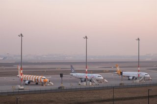 Archivo - Aviones en un aeropuerto.