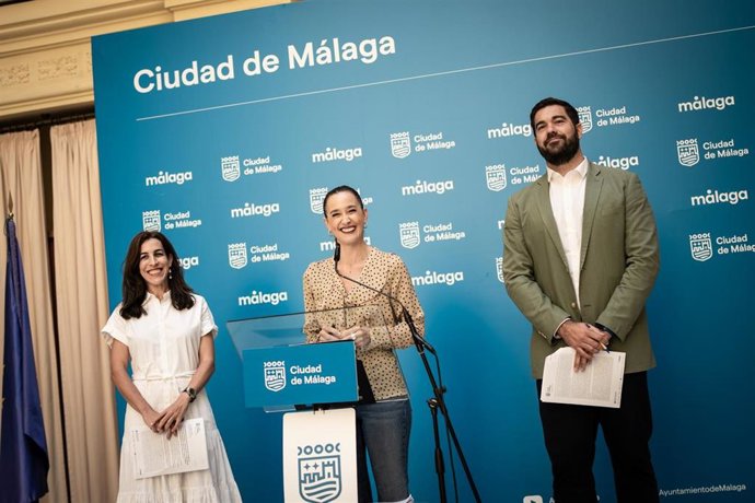 La portavoz del equipo de gobierno de Málaga, Elisa Pérez de Siles, y los concejales Borja Vivas y Penélope Gómez.