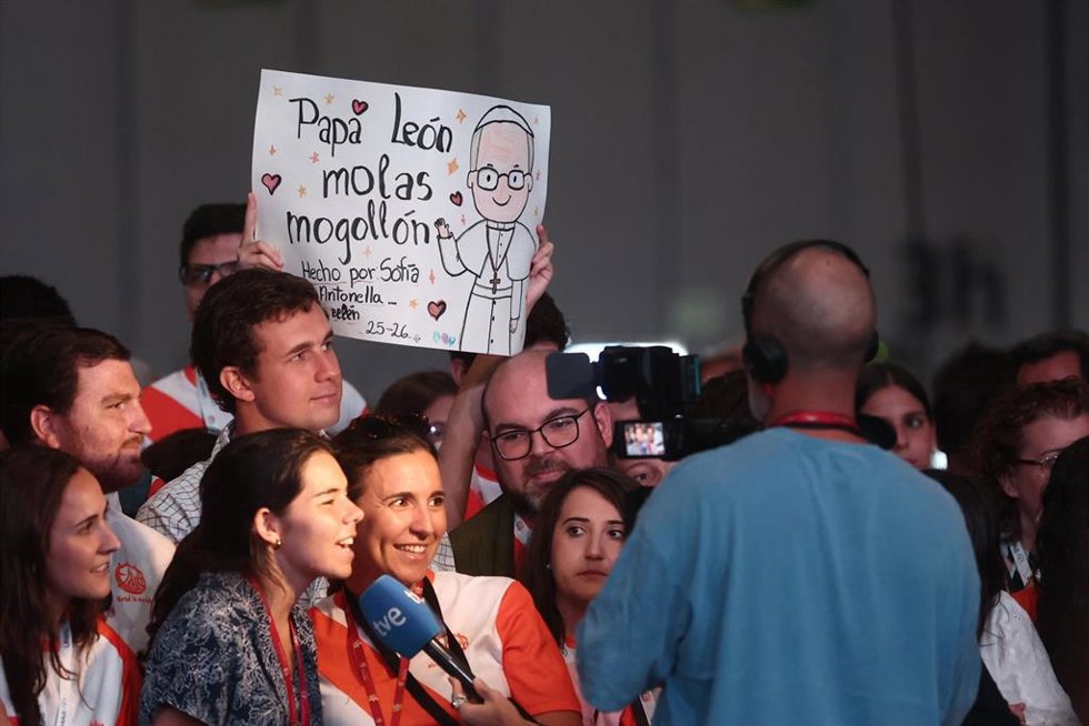 Voluntarios esperan la llegada del Papa a Ifema Madrid, a 9 de junio de 2026, en Madrid (España).
