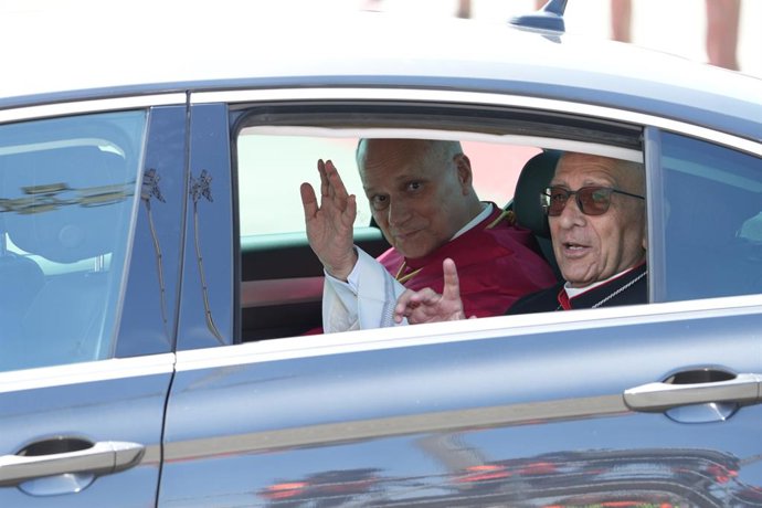 El Papa León XIV (i) junto al arzobispo de Barcelona, Juan José Omella (d), a su llegada al Aeropuerto Internacional Josep Tarradellas Barcelona-El Prat, a 9 de junio de 2026, en Barcelona, Catalunya (España). El Papa León XIV continúa su viaje por España