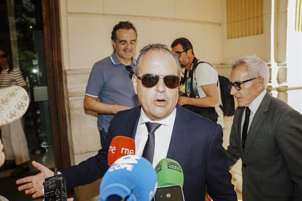 El presidente de la Cámara de Comercio de Alicante y de la Federación Alicantina de Comercio de la Pyme (Facpyme), Carlos Baño, a su llegada a la Diputación de Alicante para comparecer en la comisión de investigación sobre el bono consumo el 13 de mayo