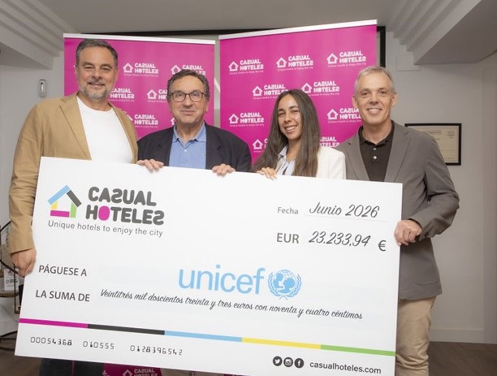 De izquierda a derecha, Juan Carlos Sanjuán, presidente de Casual Hoteles, Celestino Suárez, presidente de UNICEF Comité Comunidad Valenciana; Carla Sanjuán, directora de Calidad de Casual Hoteles y Jaume Asensio, director de Operaciones de Casual Hoteles