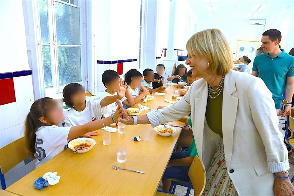 La alcaldesa de Jerez de la Frontera (Cádiz), María José García-Pelayo, junto a escolares en el comedor del CEIP Miguel de Cervantes