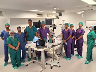 El equipo de la Unidad de Estimulación Cardíaca del Hospital Infanta Elena en la sala de marcapasos, acompañados de profesionales de la Unidad de Arritmias del Hospital Juan Ramón Jiménez.