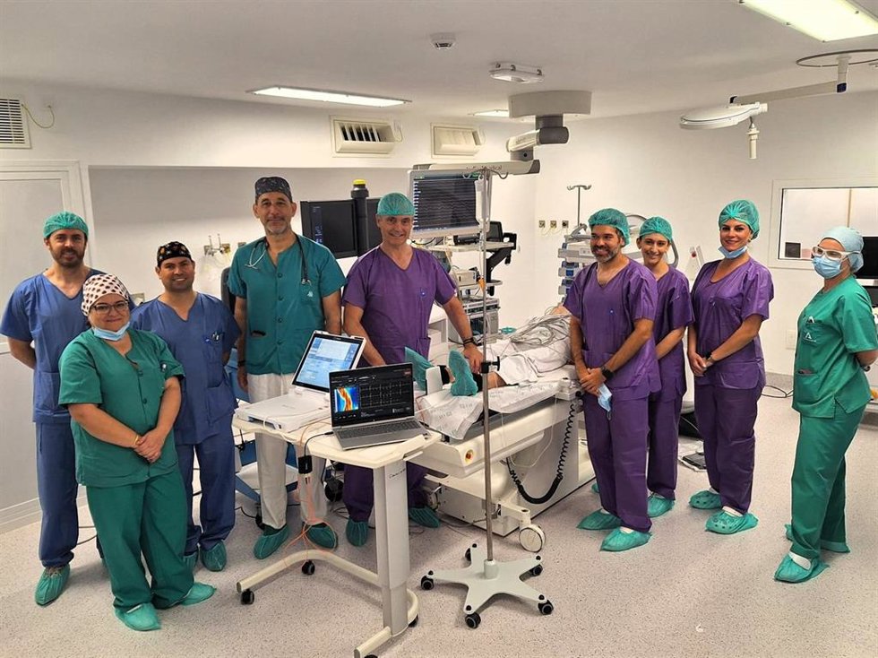 El equipo de la Unidad de Estimulación Cardíaca del Hospital Infanta Elena en la sala de marcapasos, acompañados de profesionales de la Unidad de Arritmias del Hospital Juan Ramón Jiménez.