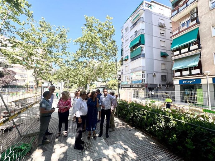 Visita del PSOE a la avenida Don Bosco de Granada.