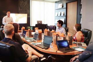 Reunión de empleados en una oficina