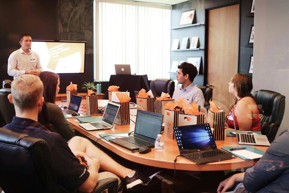 Reunión de empleados en una oficina