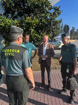 El presidente de la Autoridad Portuaria de Motril, José García Fuentes, junto a efectivos de la Guardia Civil.