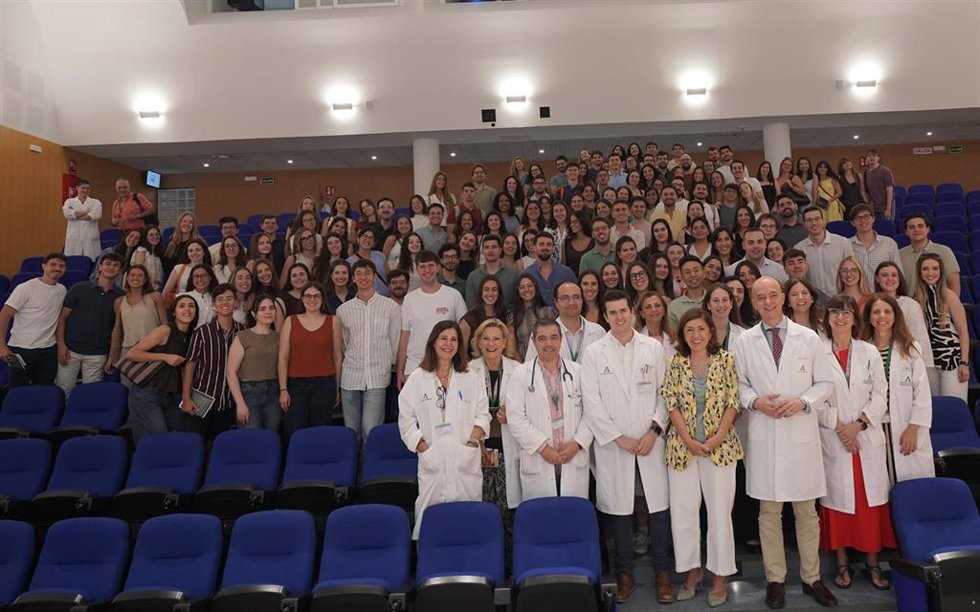 Foto de familia de los nuevos residentes del Hospital Reina Sofía de Córdoba.