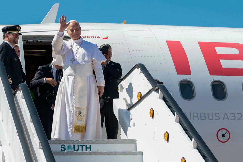 El Papa León XIV saluda a la embajadora de España ante la Santa Sede, Isabel Celaá, antes de partir rumbo a Barcelona desde el aeropuerto internacional Adolfo Suárez Madrid-Barajas
