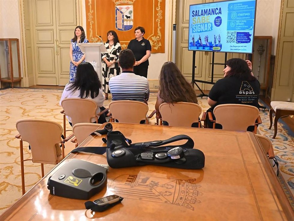 Mochilas vibratorias para personas sordas que se utilizarán en un concierto de las Fiestas de Salamanca.