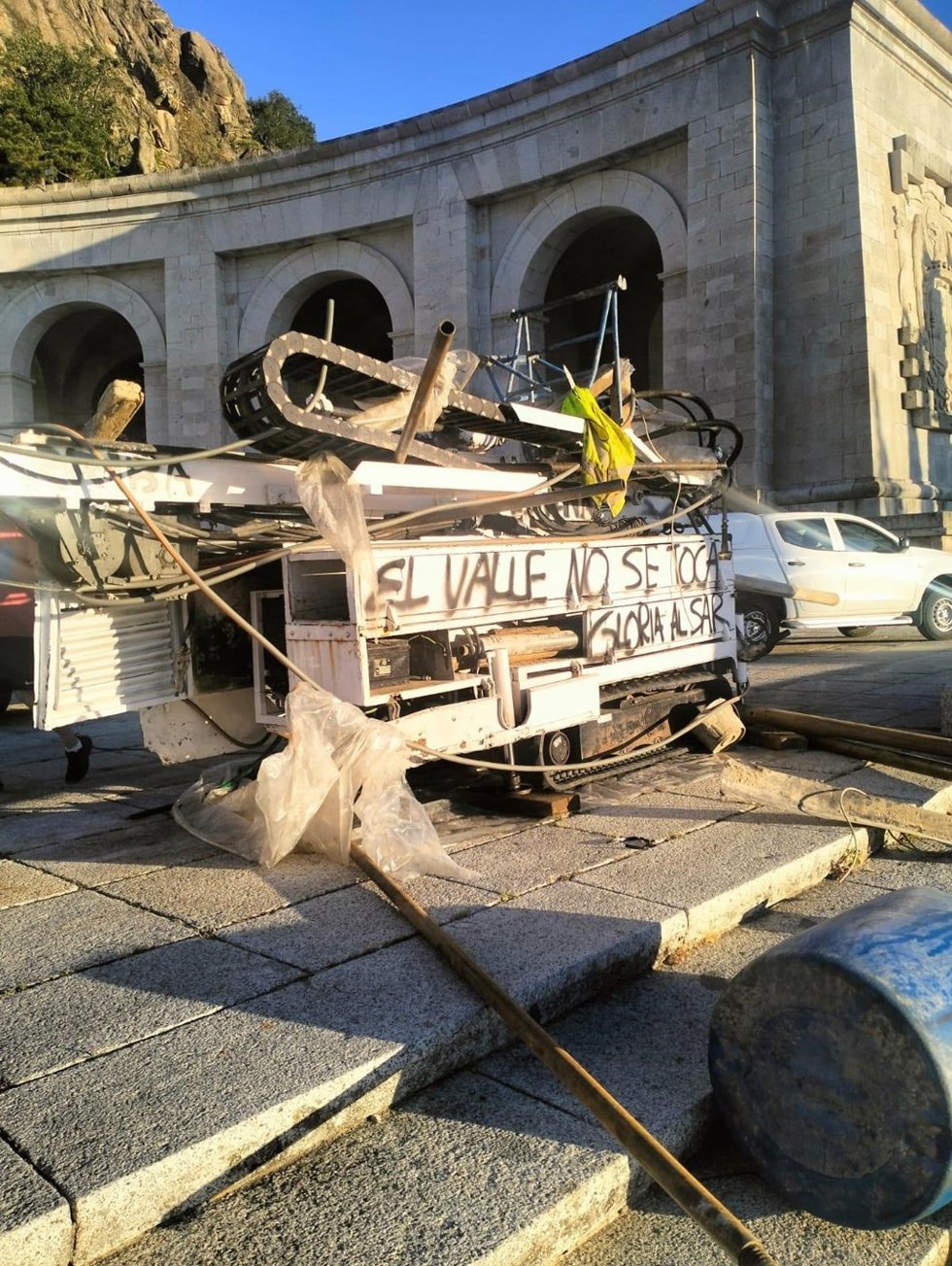 Aparece vandalizada la maquinaria de las obras de resignificación en el Valle de Cuelgamuros