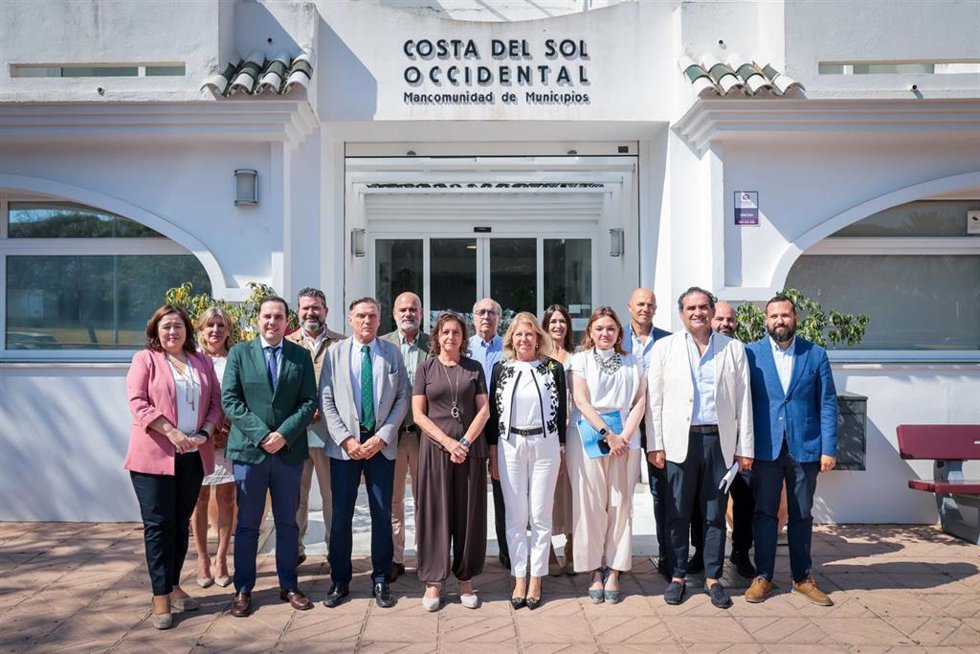 La consejera de Sostenibilidad y Medio Ambiente en funciones, Catalina García en una reunión en la sede de la Mancomunidad de Municipios de la Costa del Sol Occidental.
