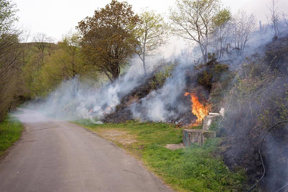 Archivo - Vista del incendio activo en la Sierra de Aramo, a 7 de marzo de 2026, en Proaza, Asturias (España).