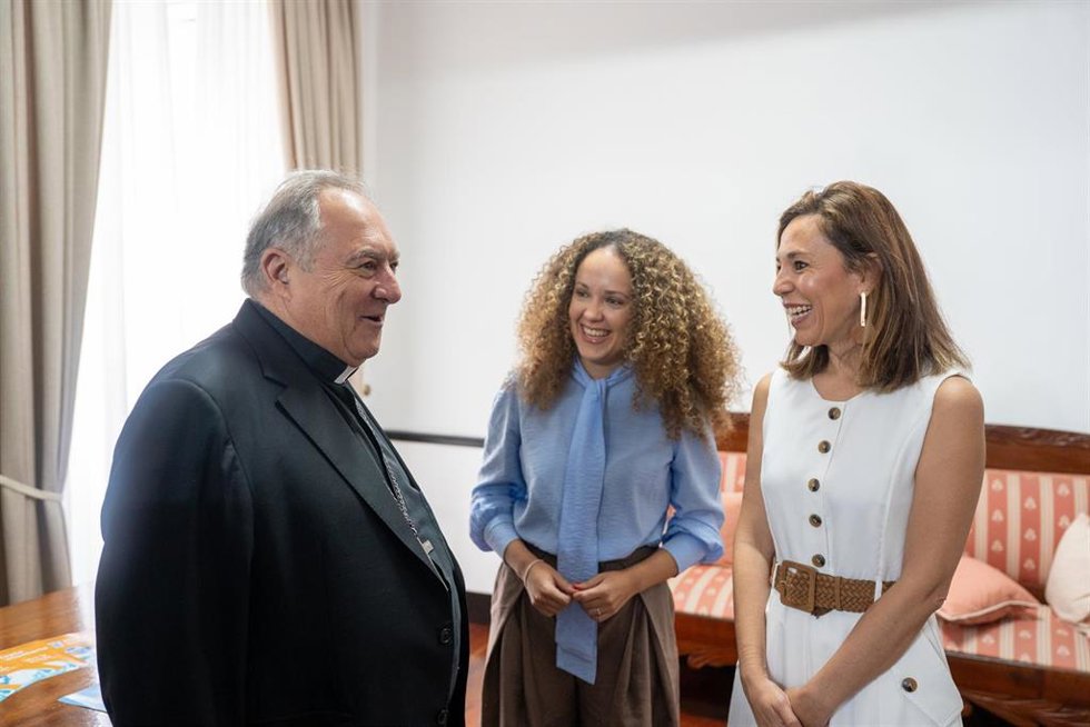 El obispo de la Diócesis de Canarias, José Mazuelos, junto a la consejera canaria de Turismo y Empleo, Jéssica de León, y la consejera delegada de Hecansa, Paola Plasencia