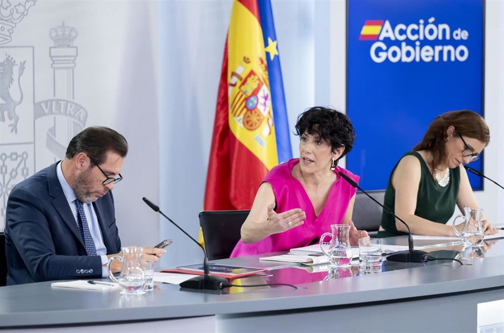 La ministra de Inclusión, Seguridad Social y Migraciones y portavoz del Gobierno, Elma Saiz, el ministro de Transportes y Movilidad Sostenible, Óscar Puente, y la ministra de Sanidad, Mónica García, durante la rueda de prensa