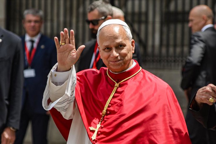O Papa Leão XIV ao chegar para a homilia na Catedral de Santa Cruz e Santa Eulália, em 9 de junho de 2026, em Barcelona, Catalunha (Espanha). A homilia é o primeiro ato do Papa Leão XIV em Barcelona e, embora a entrada na catedral seja mediante convite