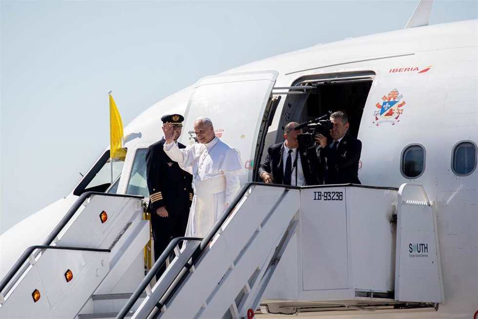 El Papa León XIV se despide de Madrid y vuela hacia Barcelona, desde el aeropuerto internacional Adolfo Suárez Madrid-Barajas, a 9 de junio de 2026, en Madrid (España).