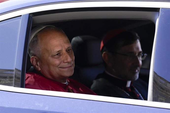 El Papa León XIV a su llegada a la oración y homenaje a la Virgen de la Almudena, en la Catedral de Santa María de la Almudena, a 8 de junio de 2026, en Madrid (España). Tras el rezo ante la patrona, el Papa ha depositado a sus pies la Rosa de Oro, un rec