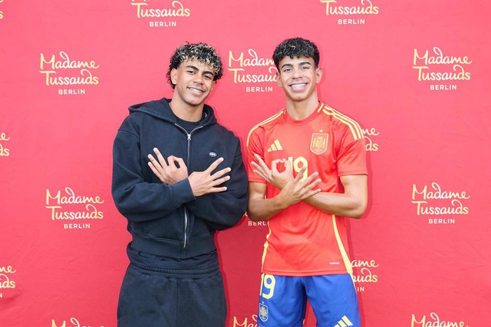 Archivo - El jugador español Lamine Yamal visita su figura de cera en Madame Tussauds Berlín