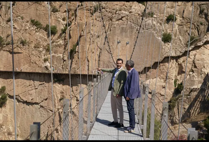 El presidente en funciones de la Junta de Andalucía, Juanma Moreno, junto al presidente de la Diputación de Málaga, Francisco Salado, en el acto inaugural del puente colgante del Caminito del Rey en Ardales (Málaga). 