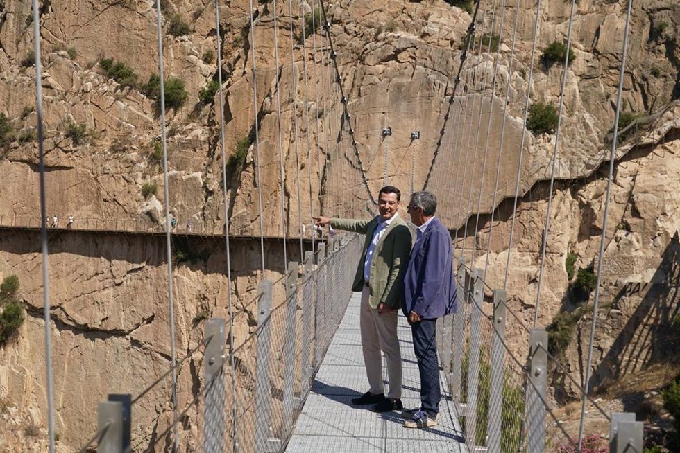 El presidente en funciones de la Junta de Andalucía, Juanma Moreno, junto al presidente de la Diputación de Málaga, Francisco Salado, en el acto inaugural del puente colgante del Caminito del Rey en Ardales (Málaga). 