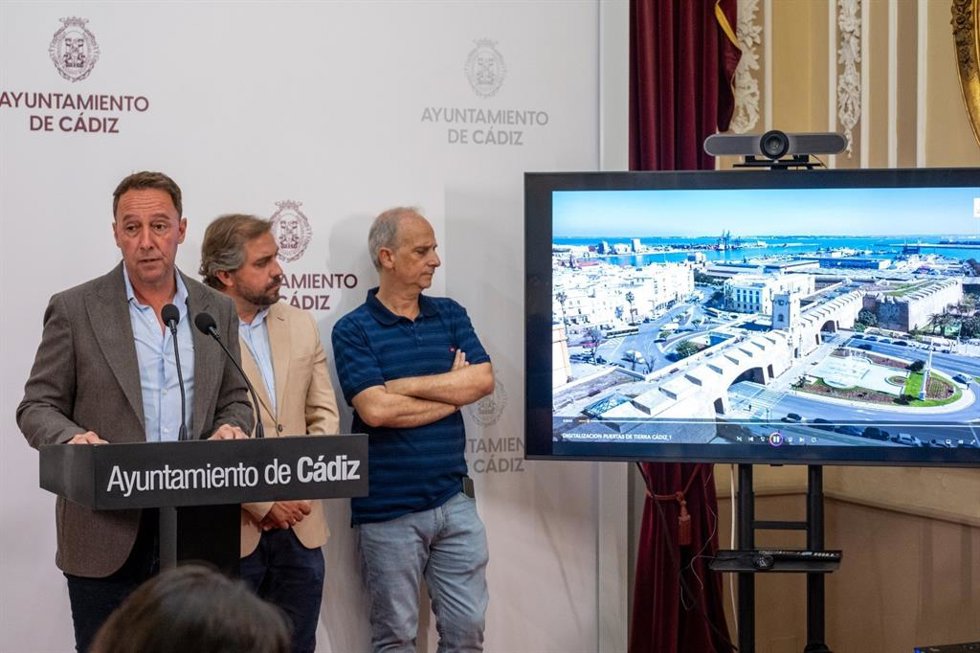 El teniente de alcalde delegado de Urbanismo, José Manuel Cossi, en la presentación del proyecto de digitalización del Frente de Tierra y los baluartes.