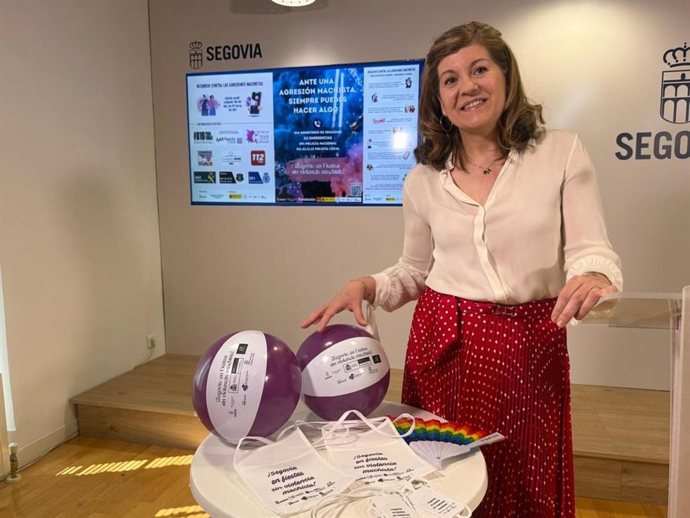 La concejal de Igualdad, Azucena Suárez, con el material de la campaña.
