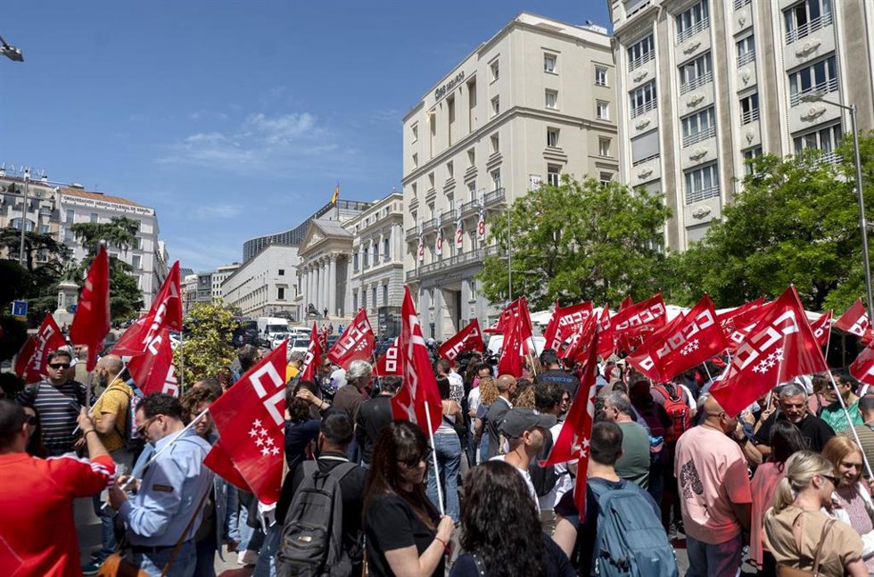 Archivo - Varias personas con pancartas y banderas durante una concentración organizada por CCOO.