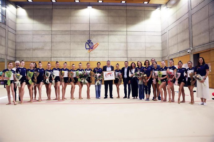 Foto de familia tras la visita de José Manuel Rodríguez Uribes a la selección española de gimnasia rítmica por su conquista de tres oros en el Europeo de 2026