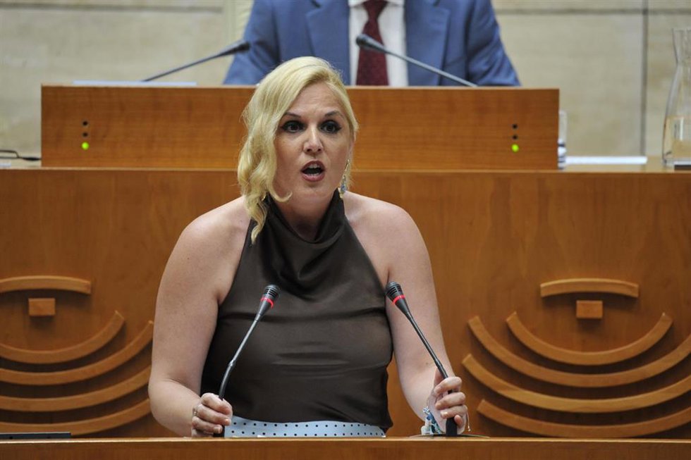 La consejera de Hacienda, Administración Pública y Diálogo Social, Elena Manzano, interviene en la Asamblea