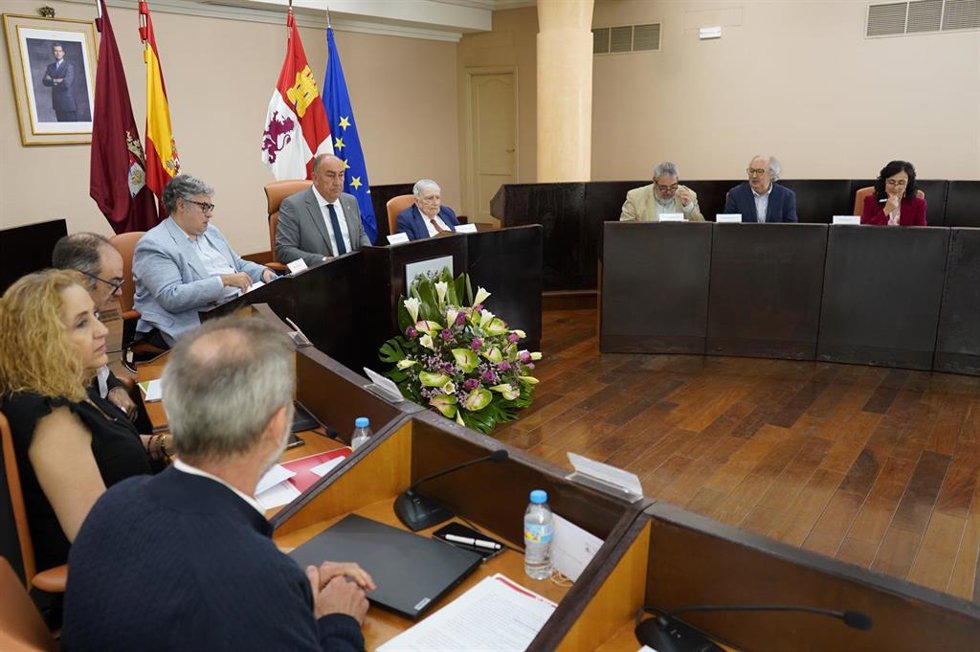 El jurado del premio, durante la deliberación final (en el centro, el presidente de la Diputación, Miguel Ángel de Vicente, y el coordinador Juan Manuel de Prada).