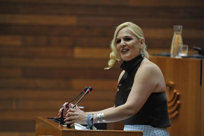 La consejera de Hacienda, Administración Pública y Diálogo Social, Elena Manzano, interviene en la Asamblea de Extremadura