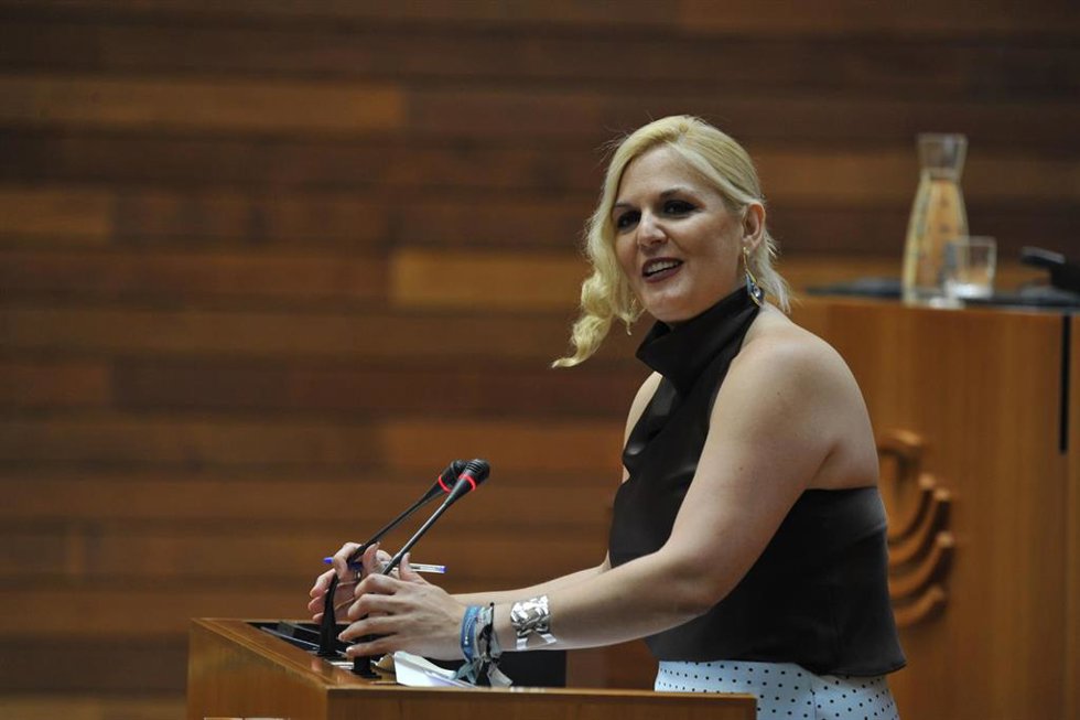La consejera de Hacienda, Administración Pública y Diálogo Social, Elena Manzano, interviene en la Asamblea de Extremadura
