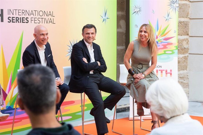 Carles Montiel, director de South International Series Festival, junto a Almudena Martínez, presidenta de la Diputación de Cádiz, y Bruno García, alcalde de Cádiz.