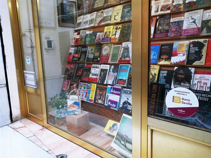 Archivo - Un establecimiento adherido a la iniciativa del Bono Sevilla para fomentar el consumo en comercios minoristas.