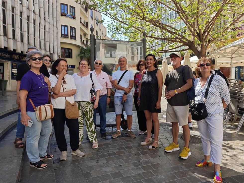 La portavoz adjunta de Con Málaga, Toni Morillas, acompañada de representantes de la Asociación de Vecinos del Centro Antiguo y del Sindicato Andaluz de Bomberos.