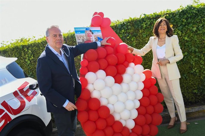 El conselleiro de Sanidade, Antonio Gómez Caamaño, y la directora de la Axencia de Galega de Doazón de Sangue, Órganos e Tecidos (ADOS), Marisa López, presentan la campaña de donación de verano.