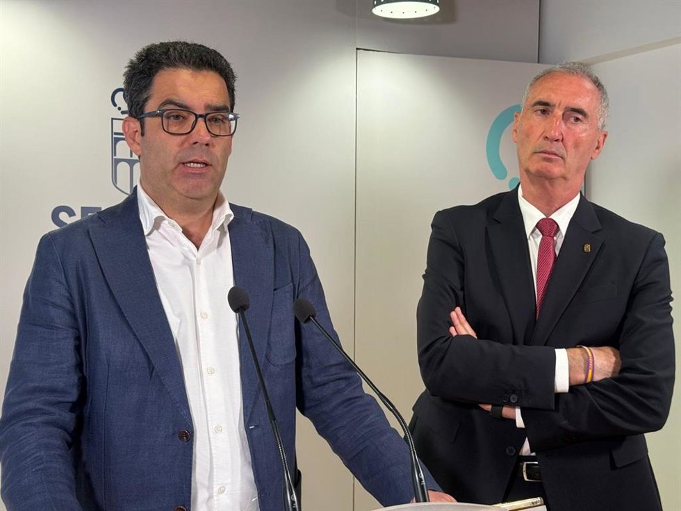 El concejal de Hacienda, José Luis Horcajo (atril) con el alcalde Mazarías .