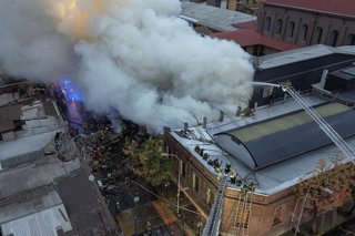 Santiago, 9 de junio de 2026.  Incendio afecta a casonas antiguas ubicadas en Libertad con Agustinas en Santiago Centro, tercera alarma de incendio y derrumbes  Diego Martin/Aton Chile