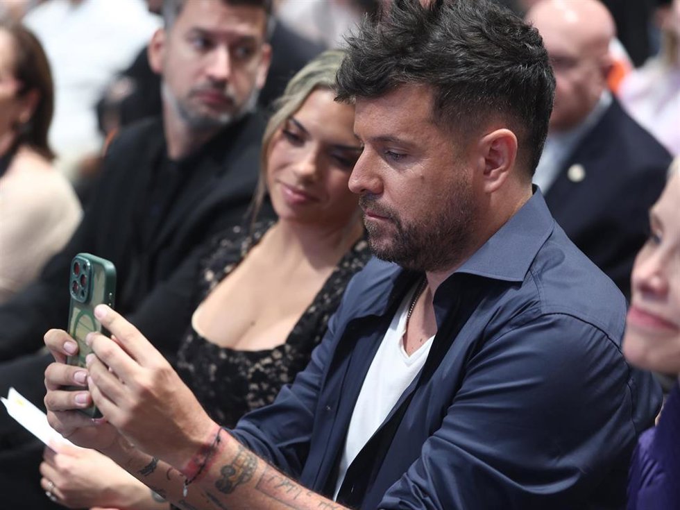 El cantante Pablo López y su mujer Laura Rubio durante un encuentro del Papa con los voluntarios, en Ifema Madrid, a 9 de junio de 2026