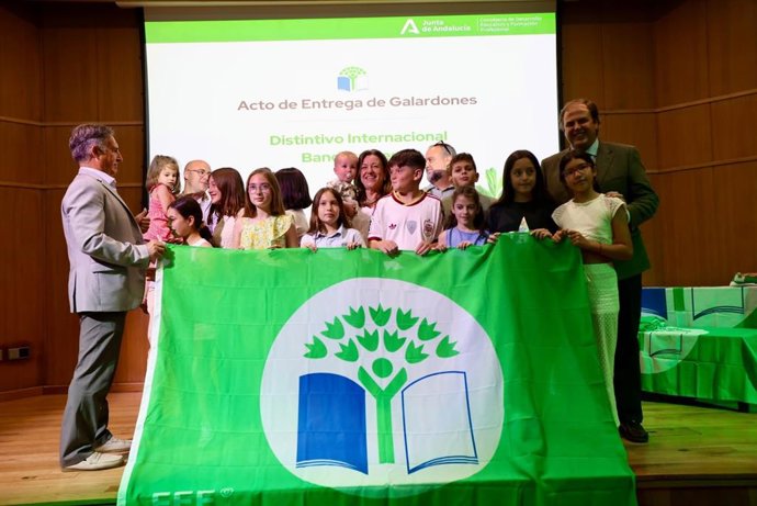 Acto de entrega de la Bandera Verde a varios centros docentes por su compromiso con la educación ambiental.