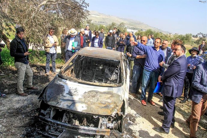 Archivo - Daños causados a un coche incendiado en la localidad cisjordana de Hawara, al que prendieron fuego colonos judíos radicales.