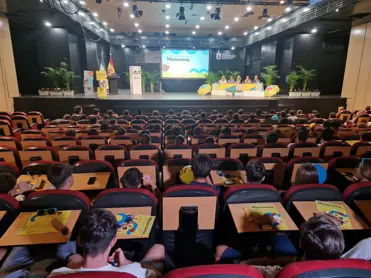 Más de 150 jóvenes participan en Marbella en una jornada Soludable para concienciar sobre el melanoma.