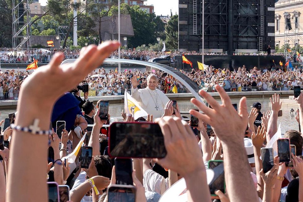 El Papa León XIV saluda desde el papamóvil, en la plaza de Colón, a 7 de junio de 2026, en Madrid (España).