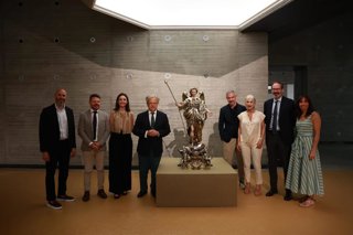 Patricia del Pozo (3ª dcha.) y Salvador Fuentes (4º izda.), y otras autoridades, junto a una de las obras de la muestra 'Ciudad de quién', en el C3A de Córdoba.