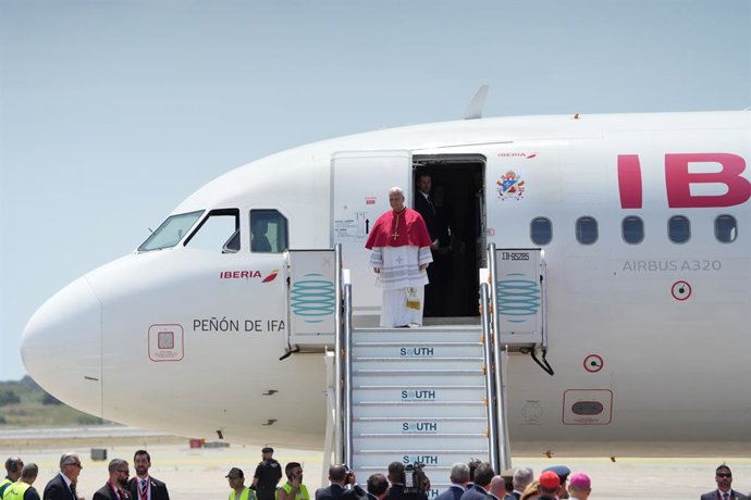 El Papa León XIV a su llegada al Aeropuerto Internacional Josep Tarradellas Barcelona-El Prat, a 9 de junio de 2026, en Barcelona, Catalunya (España). El Papa León XIV continúa su viaje por España tras tres intensas jornadas en la capital y llega a Barcel